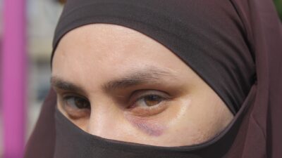 
Mersin’in Toroslar ilçesinde 3 ve 4 yaşındaki çocuklarıyla birlikte parka