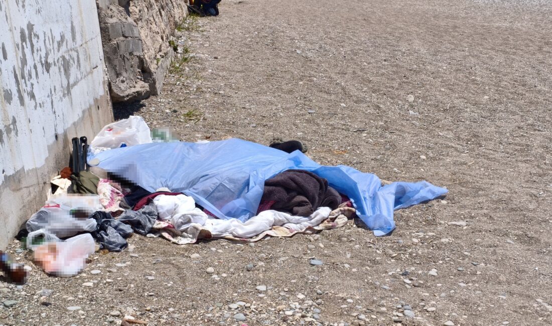 Antalya’nın Konyaaltı Sahili’nde evsiz bir adam sabah saatlerinde ölü bulundu.