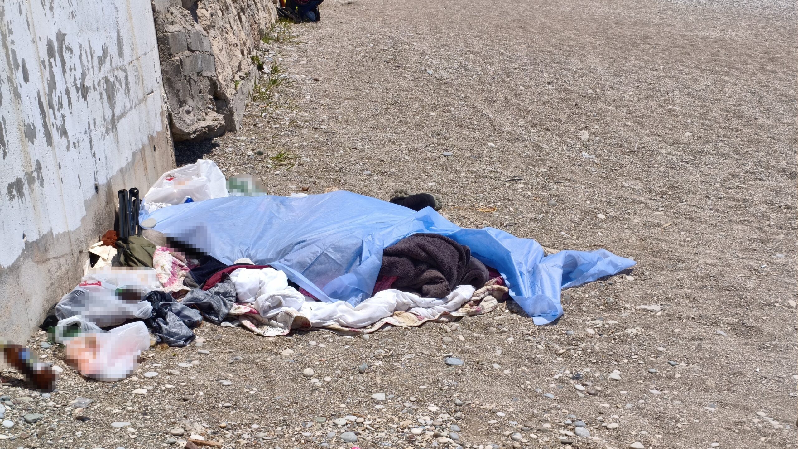 Antalya’nın Konyaaltı Sahili’nde evsiz bir adam sabah saatlerinde ölü bulundu.