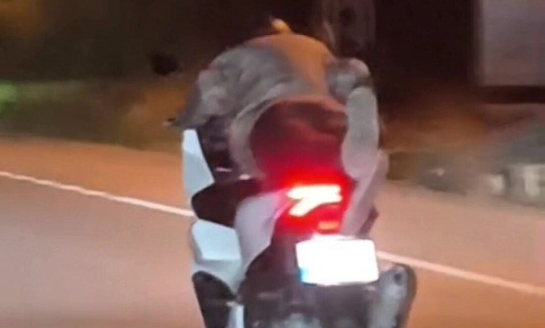 Hatay'ın Arsuz ilçesinde motosikletin üzerine yatarak trafikte ilerleyen sürücüye 40