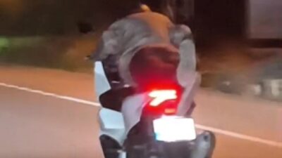 Hatay'ın Arsuz ilçesinde motosikletin üzerine yatarak trafikte ilerleyen sürücüye 40