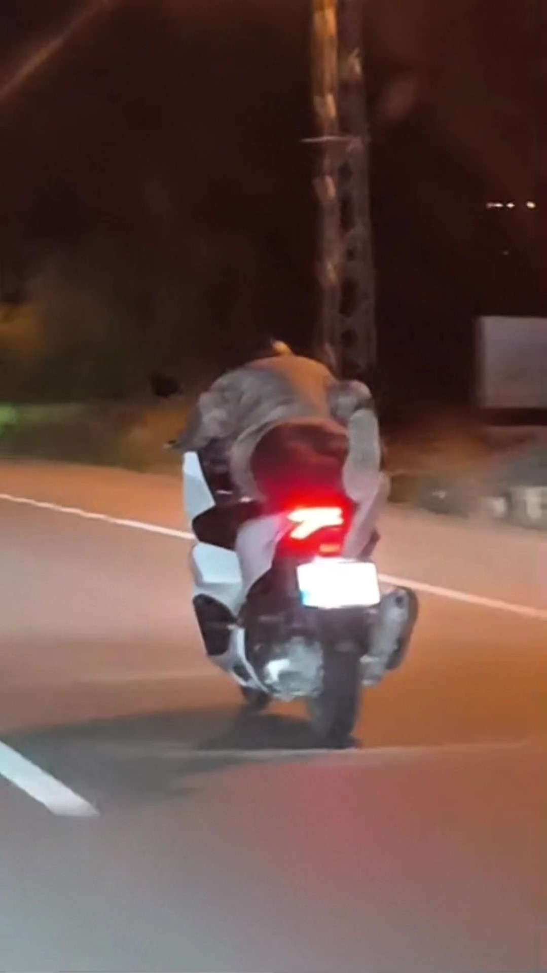 Hatay'ın Arsuz ilçesinde motosikletin üzerine yatarak trafikte ilerleyen sürücüye 40