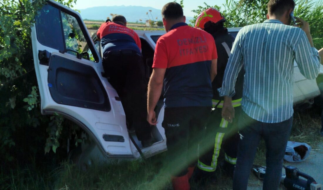 Denizli'nin Merkezefendi ilçesinde evlerine dönen işçileri taşıyan servis minibüsü, kontrolden