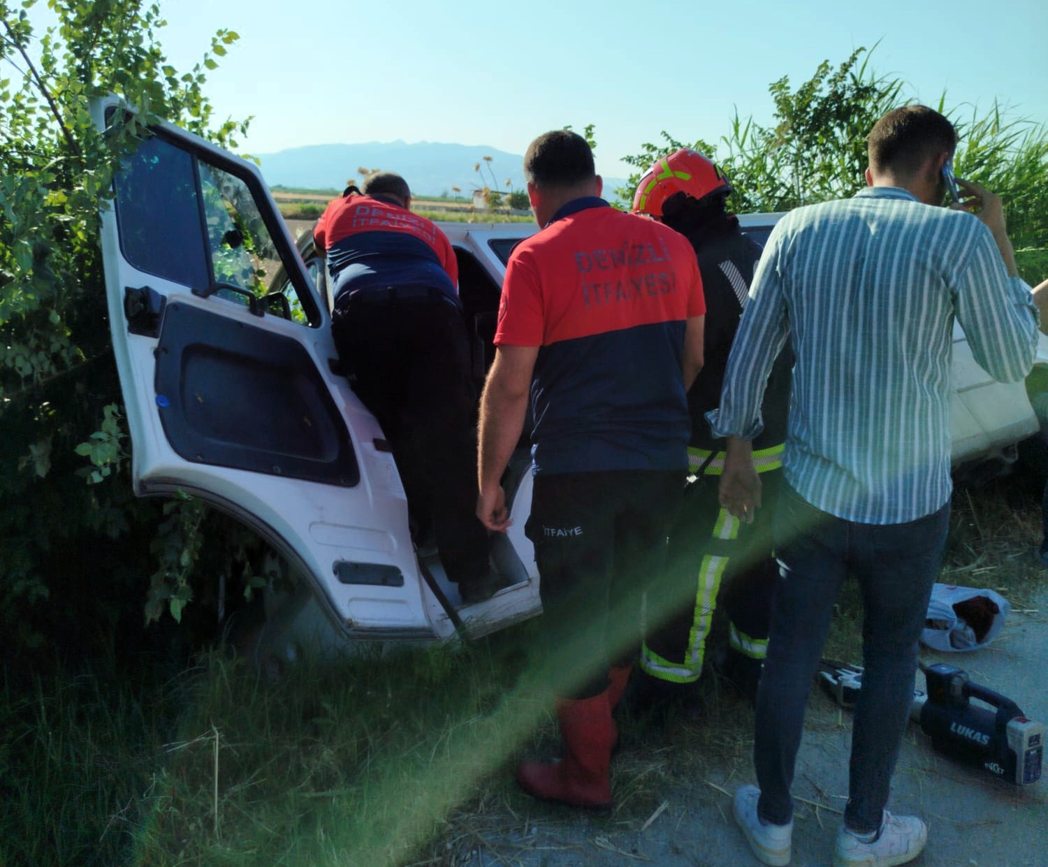 Denizli'nin Merkezefendi ilçesinde evlerine dönen işçileri taşıyan servis minibüsü, kontrolden