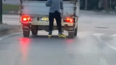 Bursa'da seyir halindeki kamyonetin arkasına tutunarak seyahat eden patenli genç,