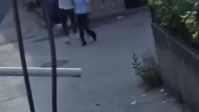 Bursa'nın Osmangazi ilçesinde bir adam, tartıştığı kadını sokak ortasında darp