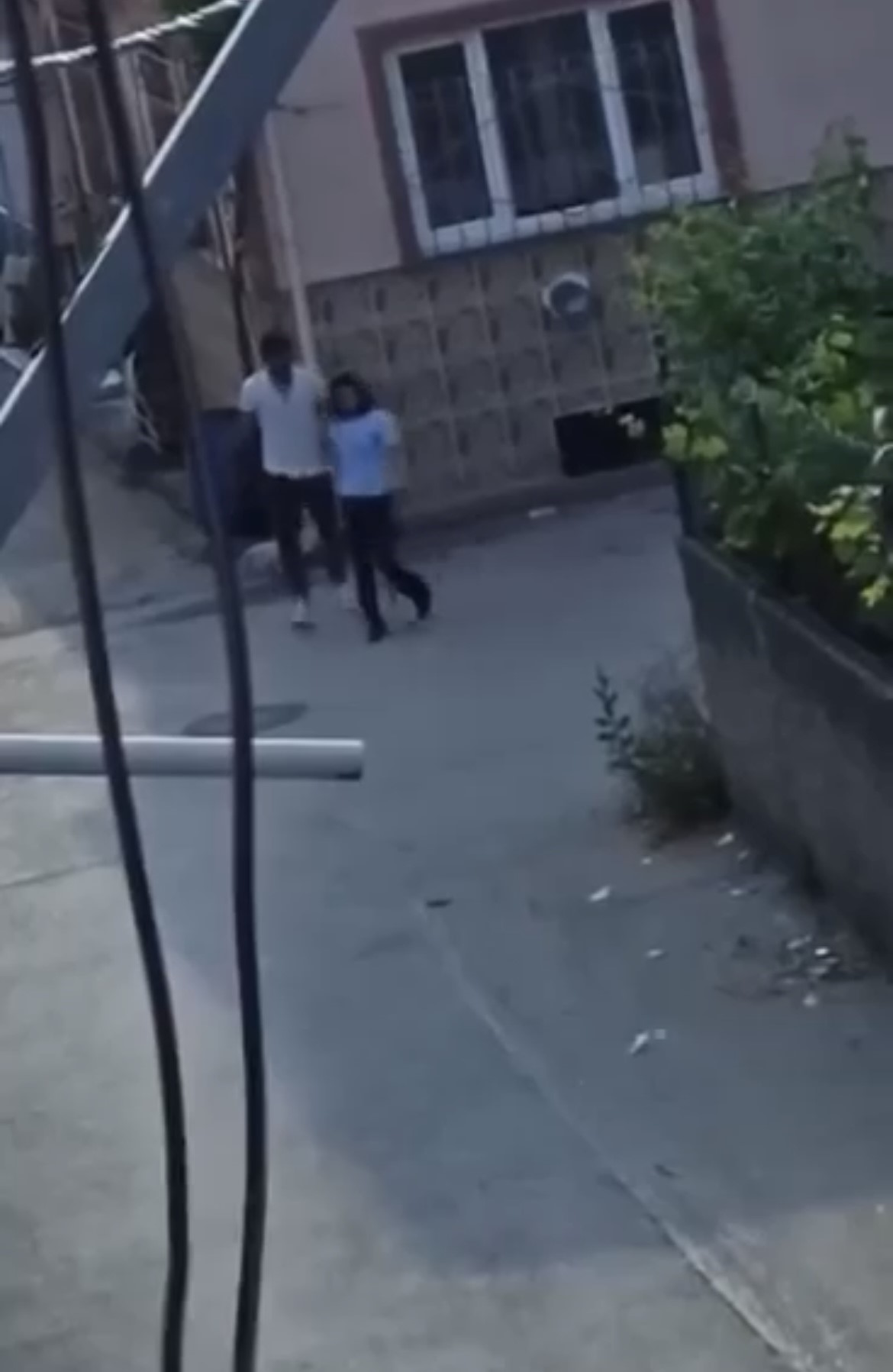Bursa'nın Osmangazi ilçesinde bir adam, tartıştığı kadını sokak ortasında darp