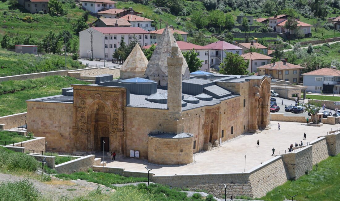 Evliya Çelebi’nin Seyahatname isimli kitabında “Onu anlatmaya diller kısır, kalemler