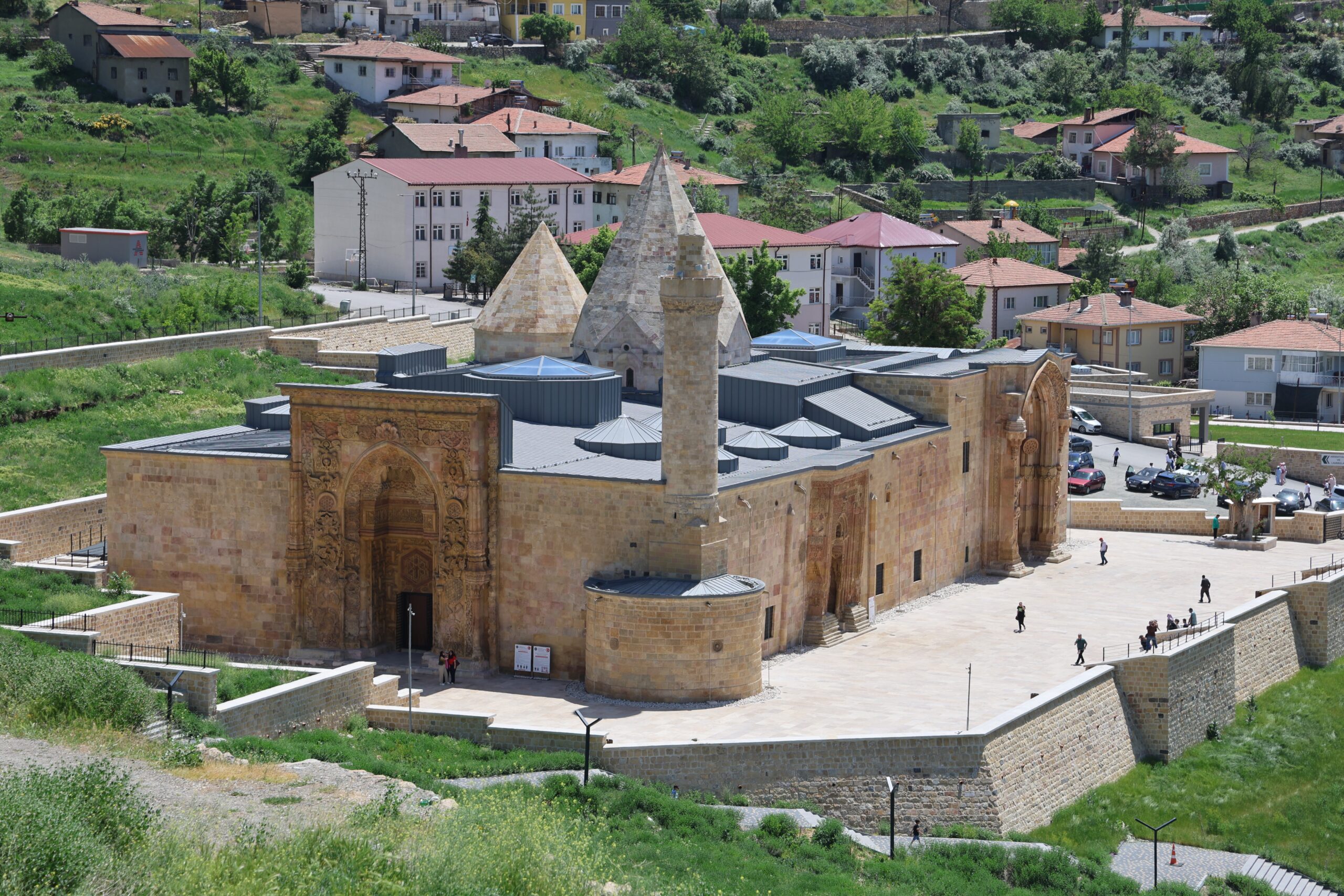 Evliya Çelebi’nin Seyahatname isimli kitabında “Onu anlatmaya diller kısır, kalemler