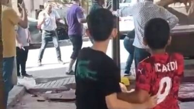 Şanlıurfa'da kamyonetten indirilmeye çalışılan kızgın boğa, kasaba kabusu yaşattı. Boğanın