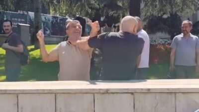  Bursa'da iki kişi arasında çıkan kavgada yumruklar havada uçuştu.