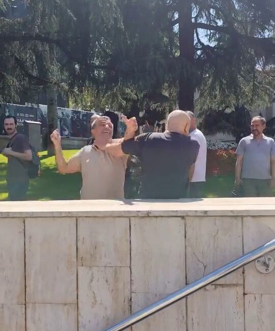  Bursa'da iki kişi arasında çıkan kavgada yumruklar havada uçuştu.