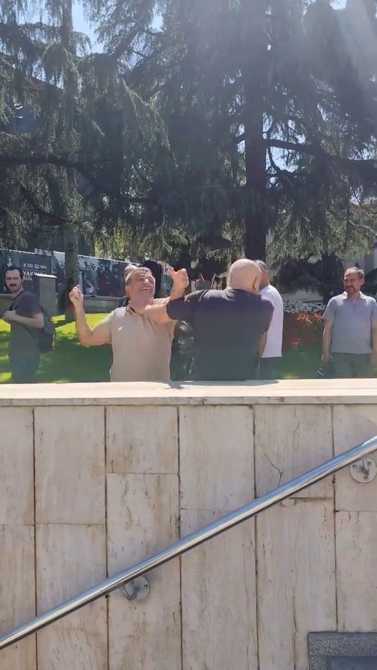  Bursa'da iki kişi arasında çıkan kavgada yumruklar havada uçuştu.