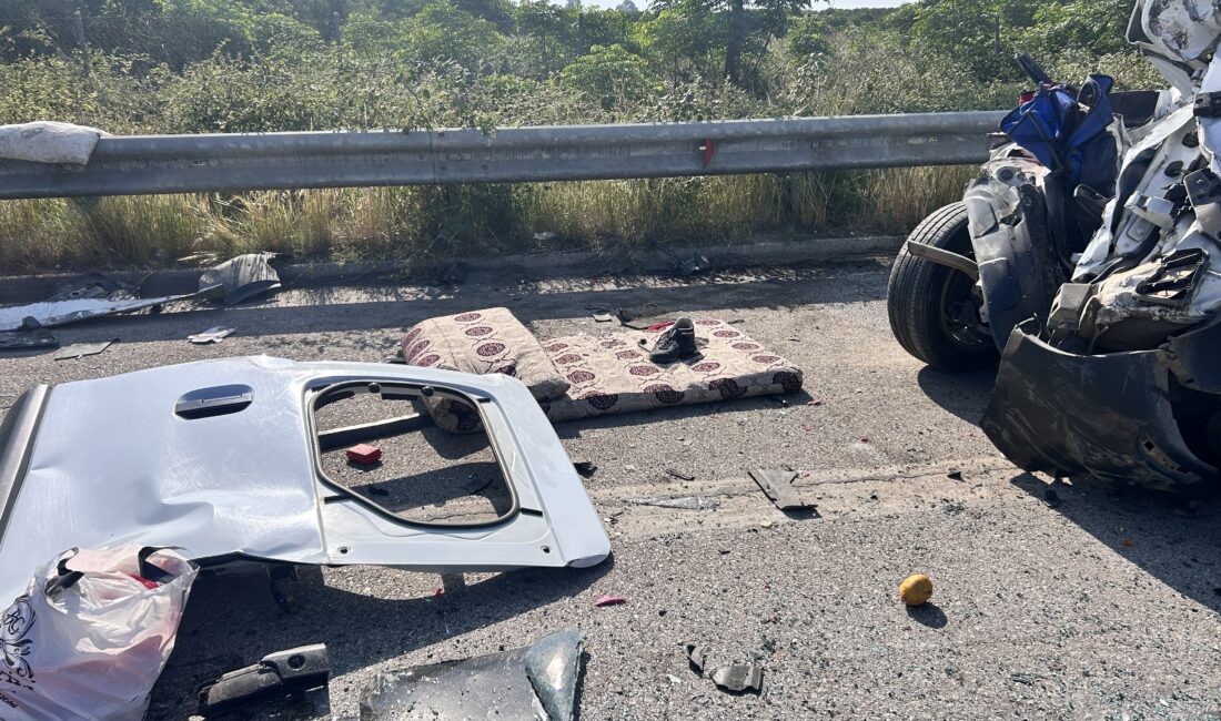 Hatay'da sürücüsünün direksiyon hakimiyetini kaybettiği kamyon, 3 araca çarptı. Kazada