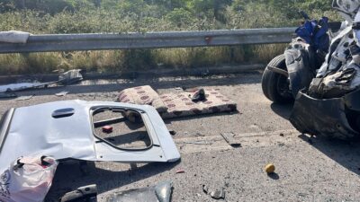 Hatay'da sürücüsünün direksiyon hakimiyetini kaybettiği kamyon, 3 araca çarptı. Kazada