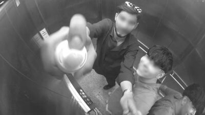 Kocaeli'nin Körfez ilçesinde bir şahıs, bindiği asansörün güvenlik kamerasına köpük