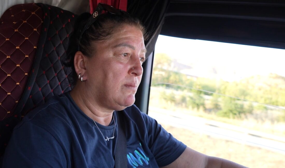 Ankara'dan Amasya'ya yük taşıyan kadın tır şoförü Meliha Şentürk, trafikte