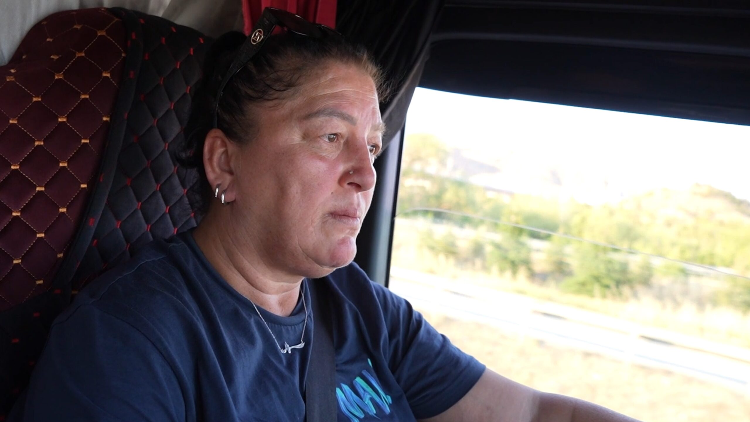 Ankara'dan Amasya'ya yük taşıyan kadın tır şoförü Meliha Şentürk, trafikte