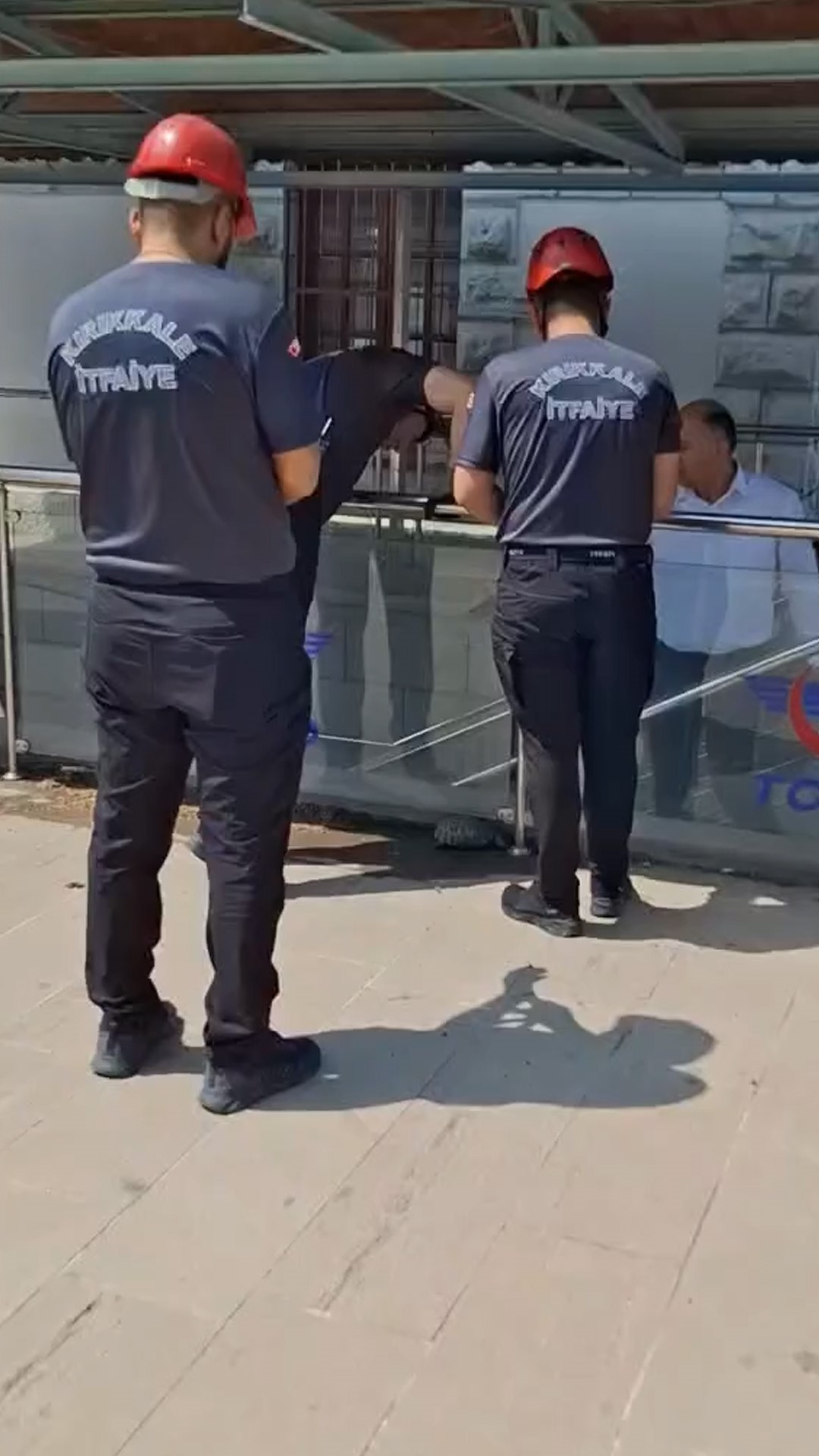 Kırıkkale’de tren garı önünde korkuluk camı ile zemin arasına sıkışan
