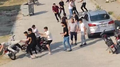 Hatay’da iki grup arasında sokak ortasında çıkan kavgada yumruklar ve
