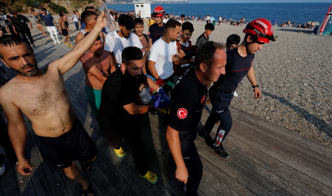 Antalya'da gençlerin heyecan ve şov amacıyla 40 metrelik falezlerin üst