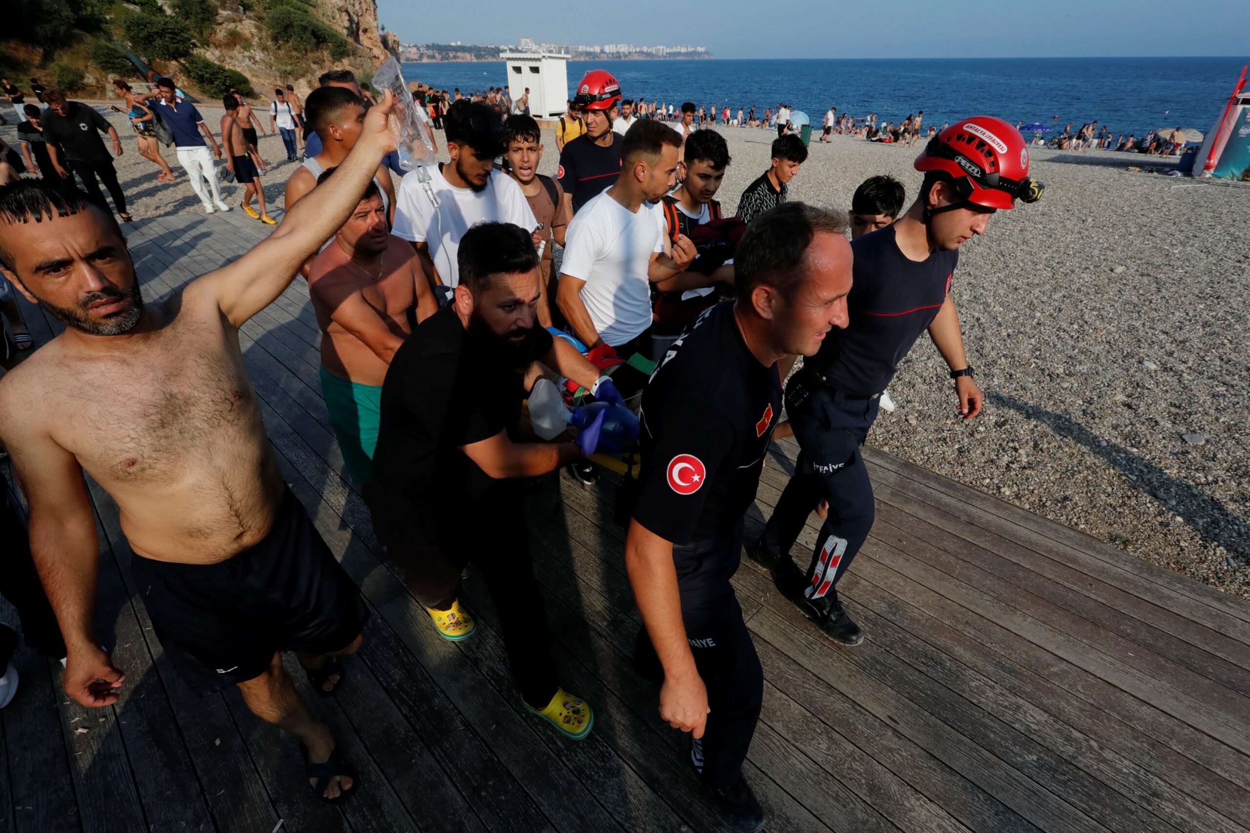 Antalya'da gençlerin heyecan ve şov amacıyla 40 metrelik falezlerin üst