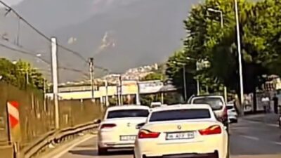 Bursa'da makas atarak trafiği tehlikeye atan sürücü kameraya yansıdı.