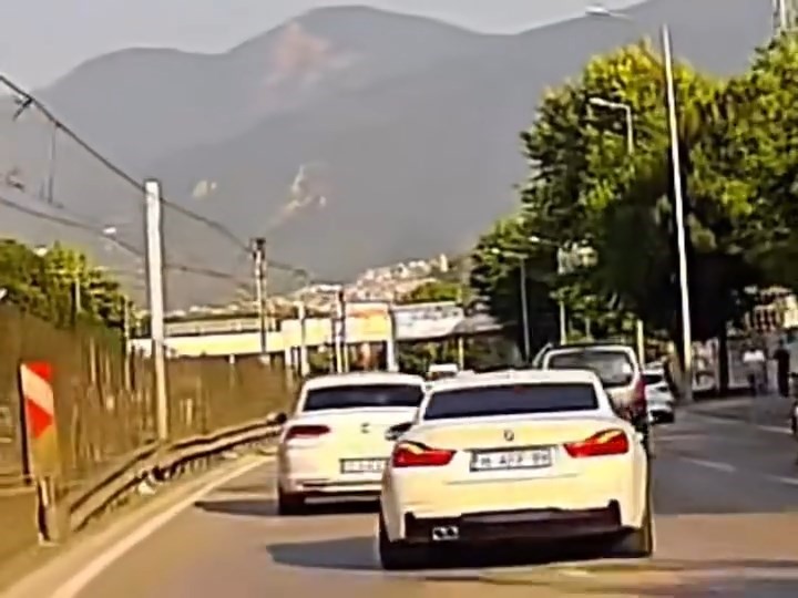 Bursa'da makas atarak trafiği tehlikeye atan sürücü kameraya yansıdı.