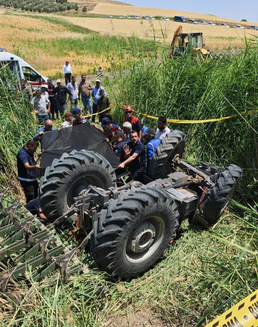 Adıyaman'da ekin yangınına müdahale etmeye çalışan kişi, kullandığı traktörün altında