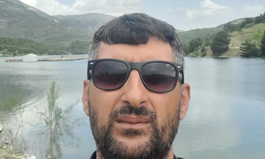  Antalya'nın Manavgat ilçesinde 4 katlı binada yük asansörü kurulumu yaparken