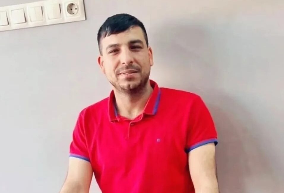 Adana’da sokakta yürüyen genç, uğradığı silahlı saldırı sonucunda öldürüldü.