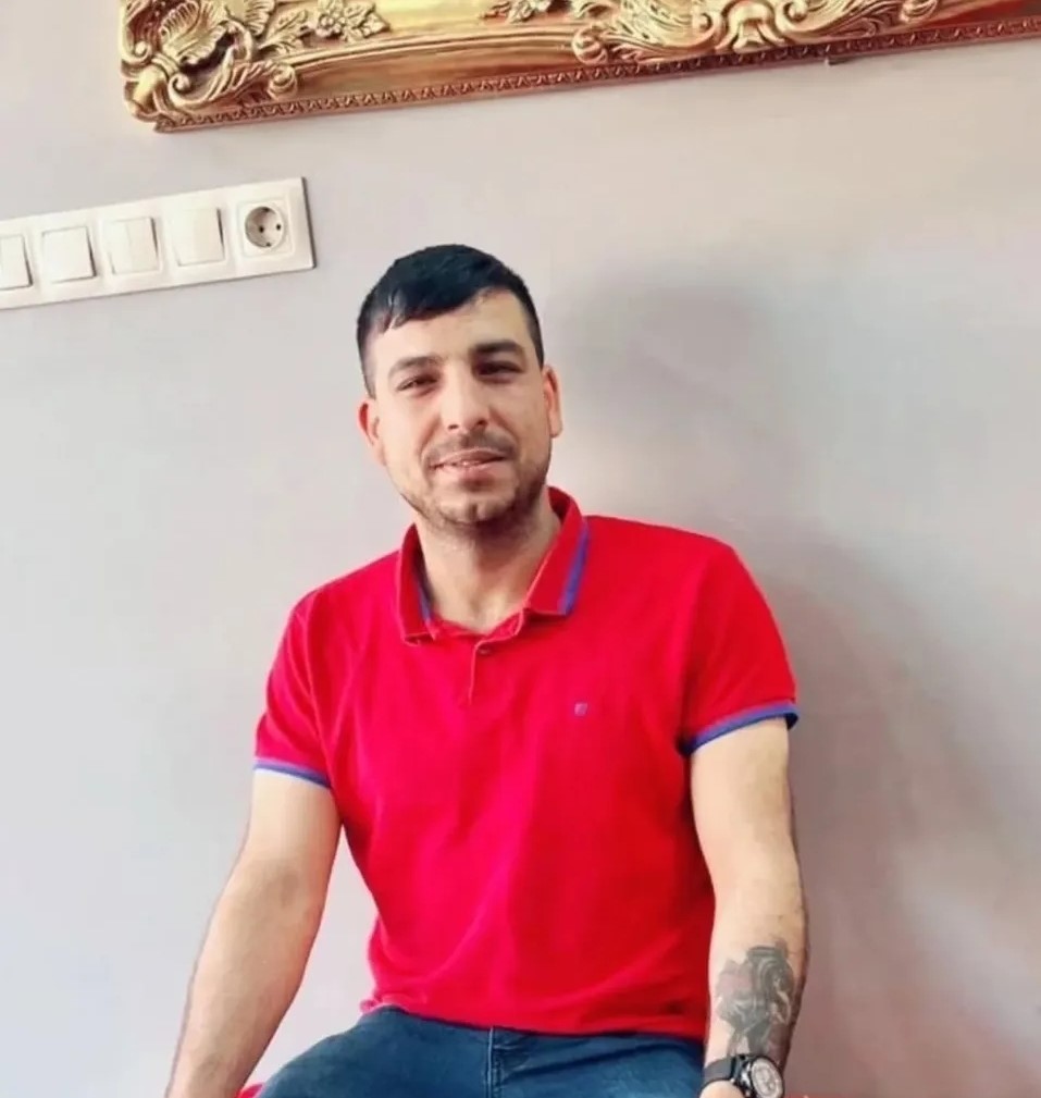 Adana’da sokakta yürüyen genç, uğradığı silahlı saldırı sonucunda öldürüldü.