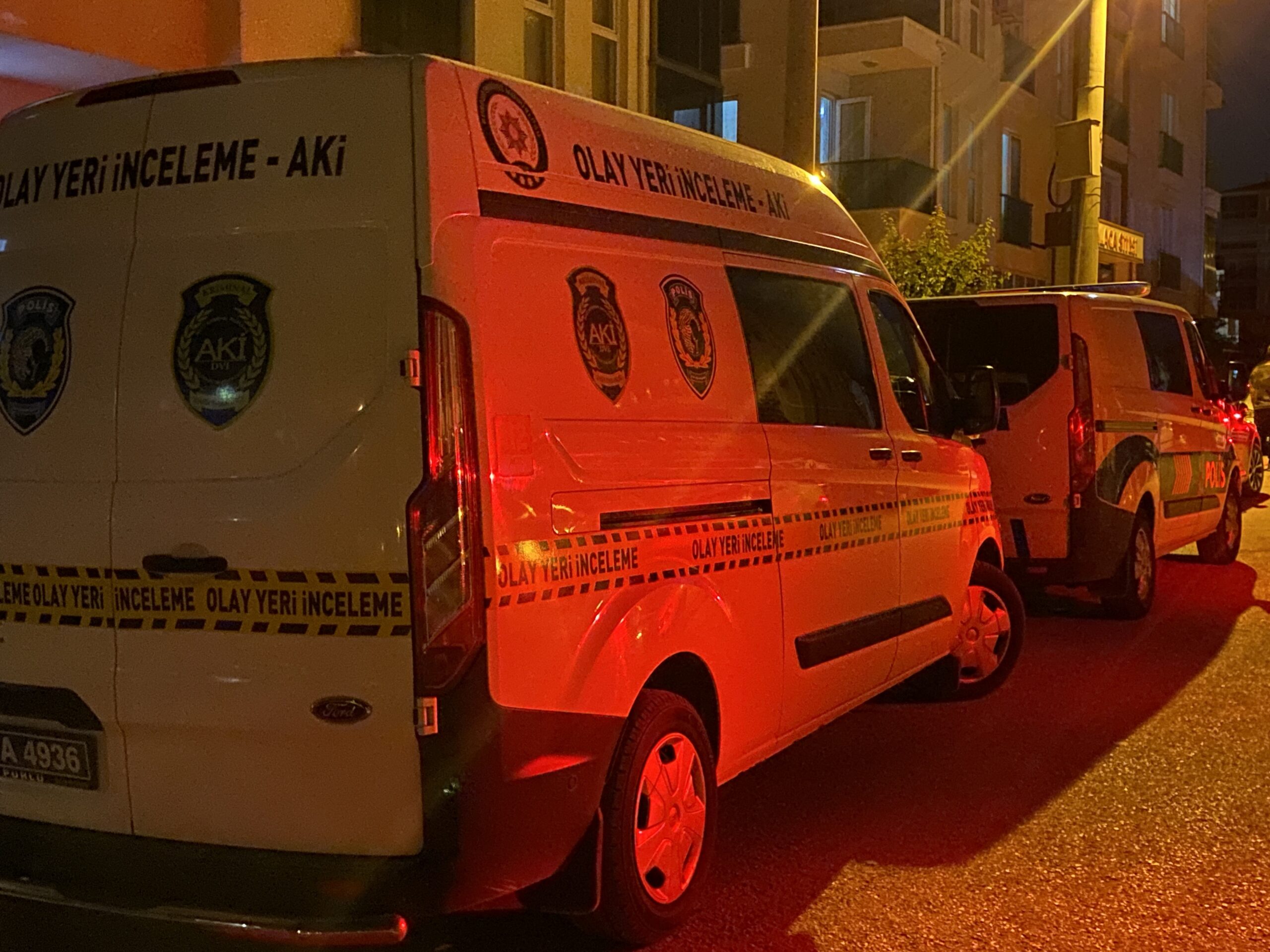 Burdur'da iki genç kızın evine gittikleri kadınla kapı önünde yaşadığı