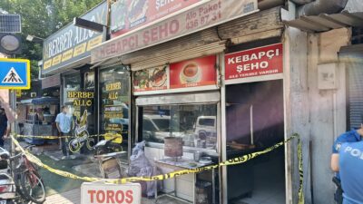  Adana'da kebapçıda çalışan annesini boğazından ve vücudunun çeşitli yerlerinden bıçaklayarak öldüren