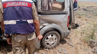  Şanlıurfa’nın Siverek ilçesinde hafif ticari araç, sürücünün direksiyon hâkimiyetini kaybetmesi