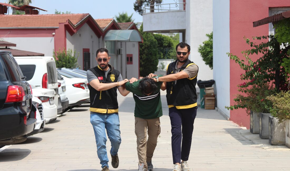 Adana’da iki gencin otoyol kenarında kasklı bir kişi tarafından sopayla