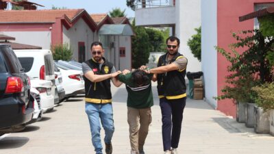 Adana’da iki gencin otoyol kenarında kasklı bir kişi tarafından sopayla