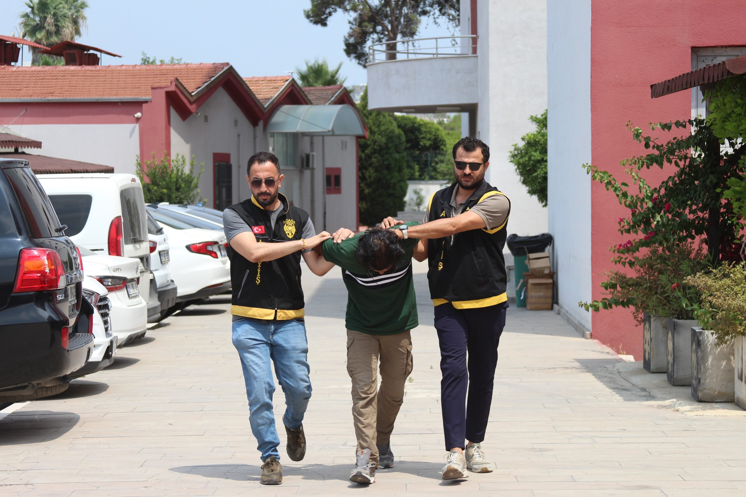 Adana’da iki gencin otoyol kenarında kasklı bir kişi tarafından sopayla