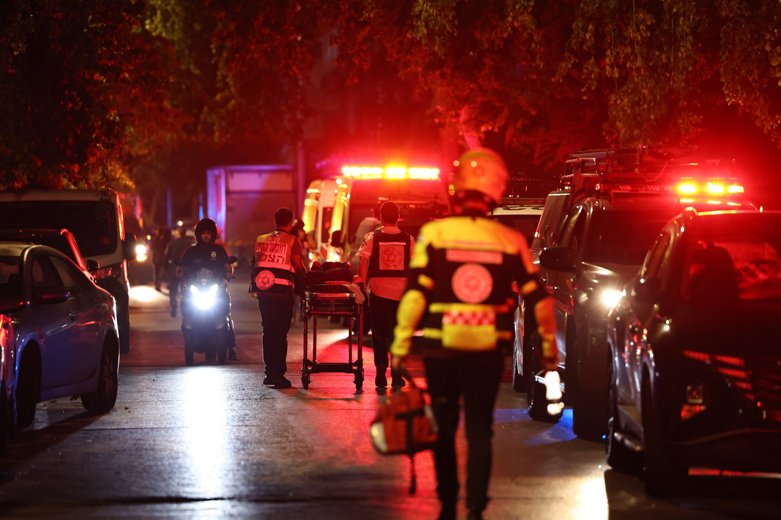 İran'ın gece boyunca hipersonik füze ve balistik füzelerle İsrail'e düzenlediği