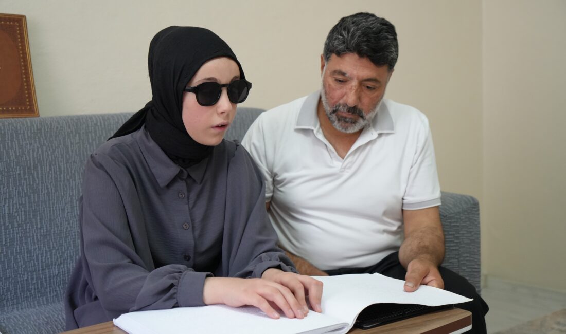 Gaziantep'te yaşayan Abdurrahman Esen, 14 yaşındaki görme engelli kızı Esma