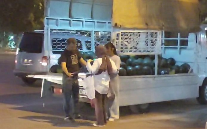 Gaziantep'in Nizip ilçesinde karpuz tezgahının başında ekmeğini kazanmaya çalışan babaya,