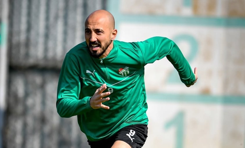 Aliağa FK, 37 yaşındaki futbolcu Ahmet İlhan Özek’le ilgileniyor.