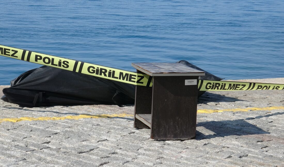 Antalya'da falezlerin denizle buluştuğu noktadan yaklaşık 100 metre açıkta 40-45