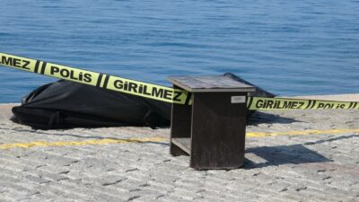 Antalya'da falezlerin denizle buluştuğu noktadan yaklaşık 100 metre açıkta 40-45