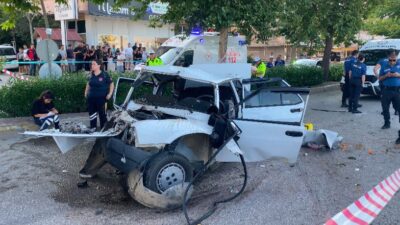 Denizli'de kontrolden çıkan otomobilin ağaca çarpması sonucu meydana gelen trafik