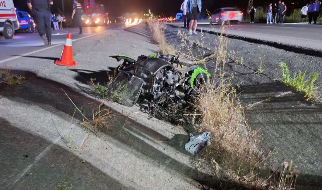 Sakarya’da Motosiklet Kazası: 1 Ölü, 3 Yaralı Sakarya’nın Karasu ilçesinde iddiaya göre yarış yapan iki motosiklet, farları