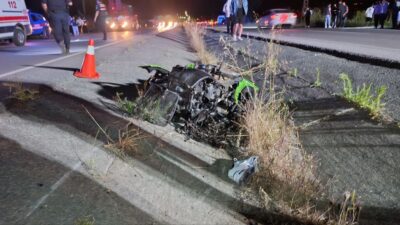 Sakarya’nın Karasu ilçesinde iddiaya göre yarış yapan iki motosiklet, farları