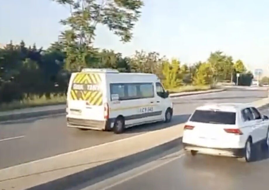 Ters yönde ilerleyen araçlar trafikte tehlike saçtı  İstanbul Başakşehir kaydedilen görüntülerde, ters yönde ilerleyen araçların trafikte oluşturduğu