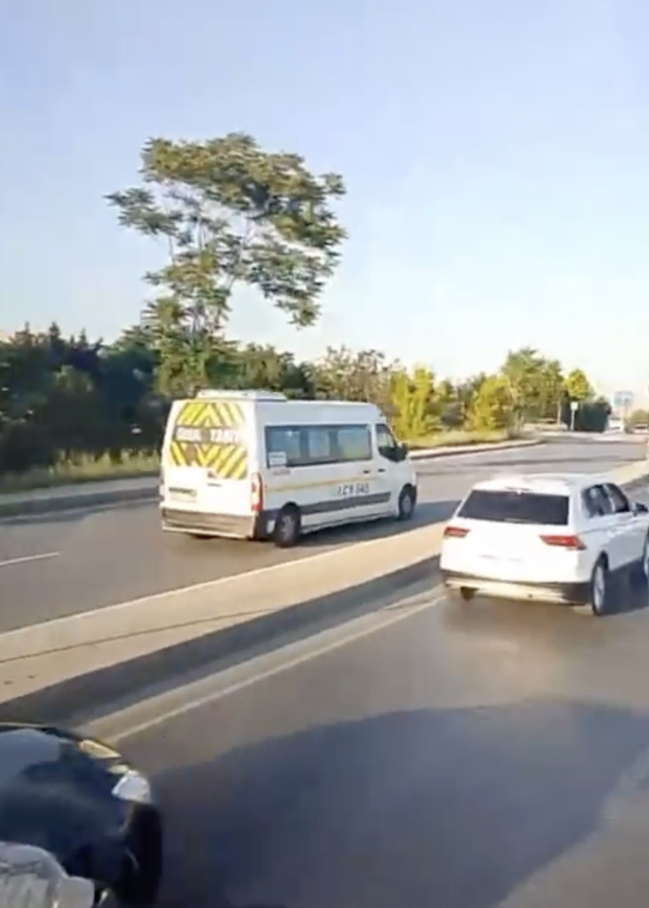  İstanbul Başakşehir kaydedilen görüntülerde, ters yönde ilerleyen araçların trafikte oluşturduğu