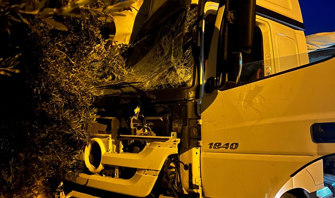 Mersin-Antalya D-400 Karayolu’nda, sürücüsünün uyuması sonucu kontrolden çıkan tır önce